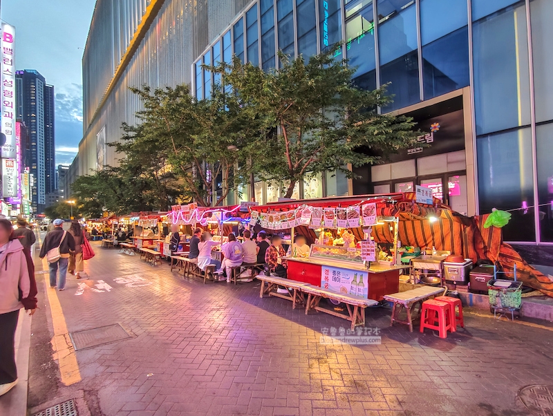 西面站的布帳馬車, 約18:00陸續出攤