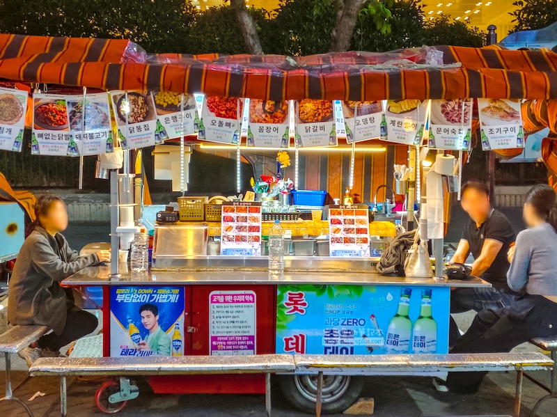 釜山西面站,樂天百貨後面的布帳馬車
