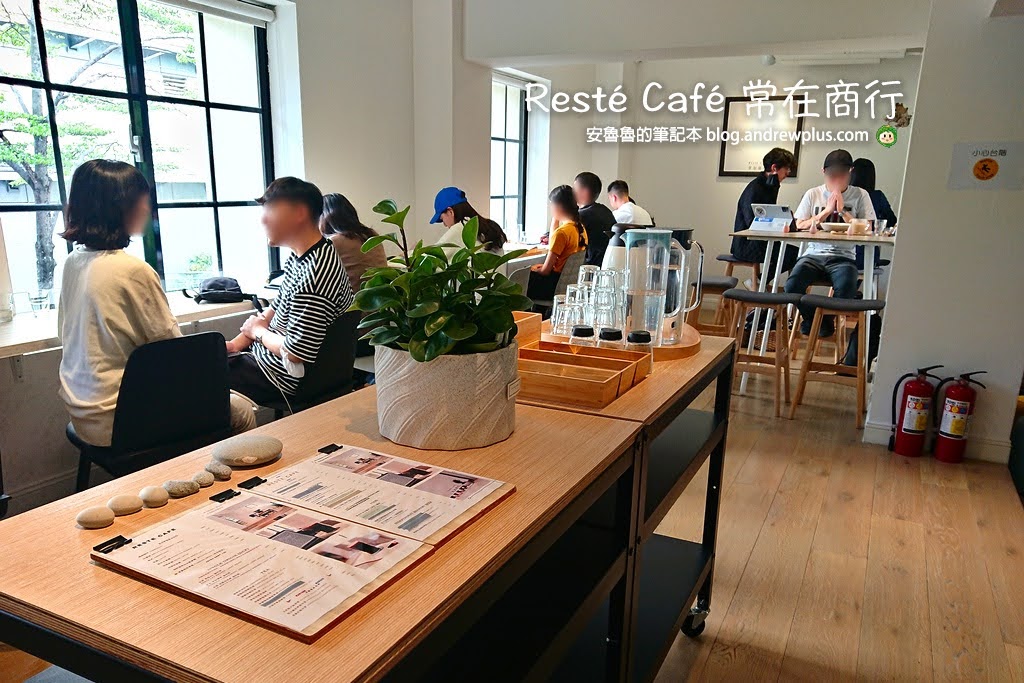 天母深夜咖啡館|Resté Café 常在商行:韓風系咖啡館,白色的裝潢,安靜優雅的空間,靠窗讀書打電腦