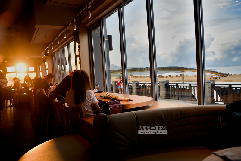 北海岸景觀咖啡廳|STARBUCKS星巴克福隆觀海門市,夕陽下眺望福隆海水浴場彩虹橋,海天一色絕美美景,拍照打卡景點