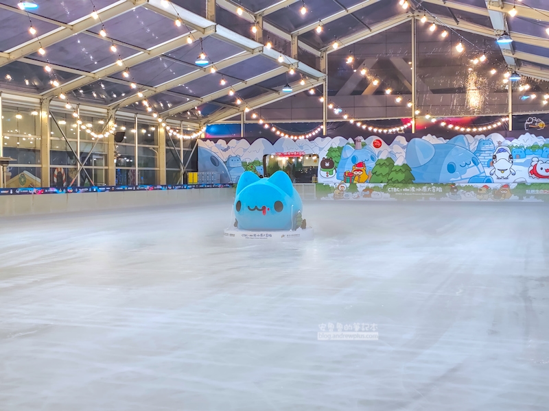 中國信託溜冰中間有一隻可愛的貓蟲咖波