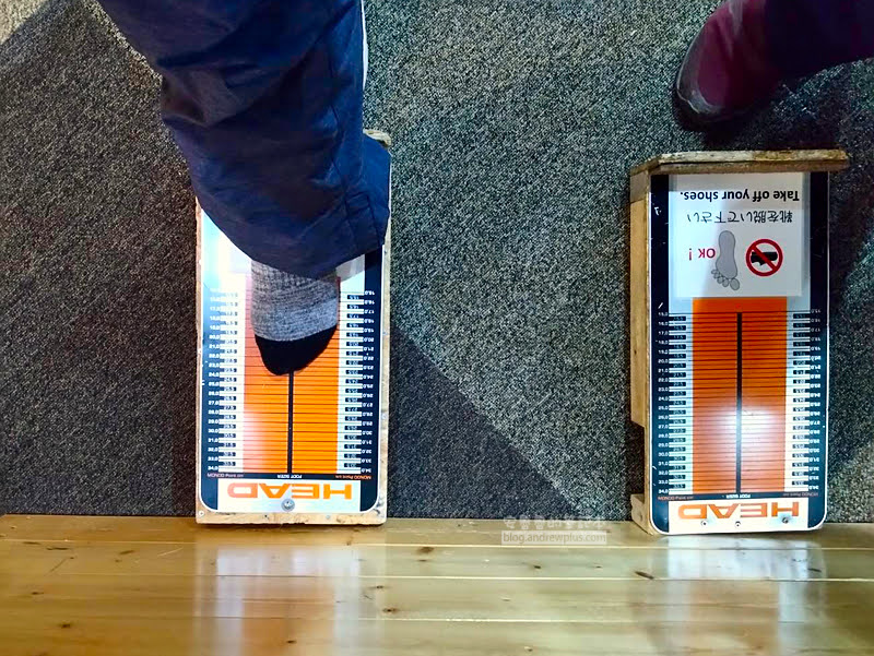 喜樂樂滑雪場租雪具前先量鞋子的尺寸