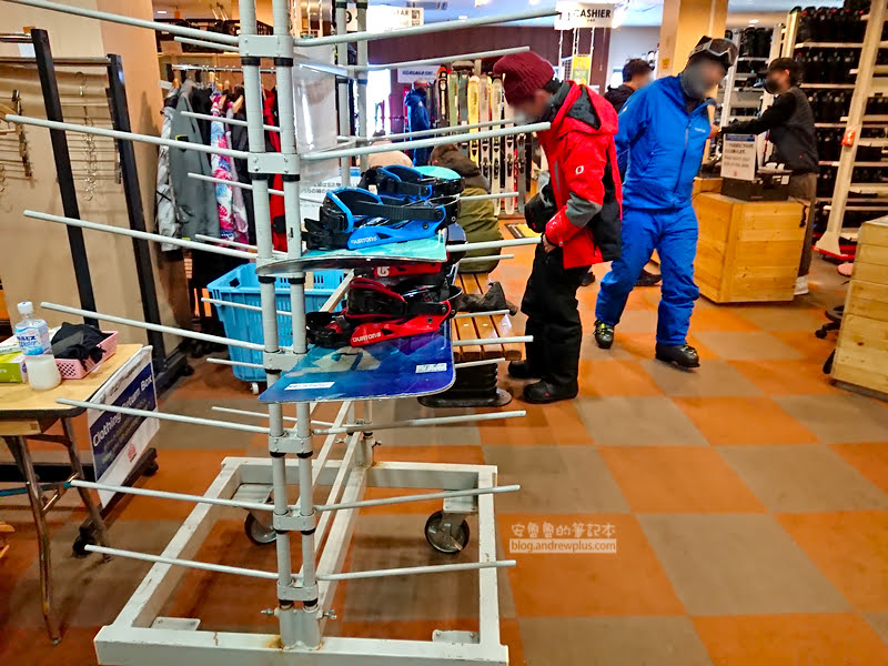 喜樂樂滑雪場雪板的固定器角度要自己調整,品牌是burton,貼上自己名字的標籤