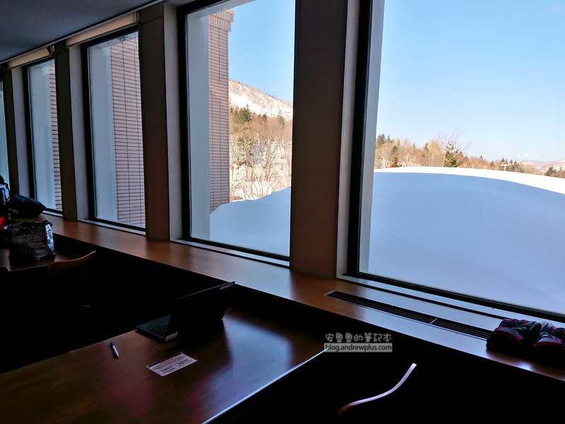 喜樂樂滑雪場休息區外的滑雪場景色