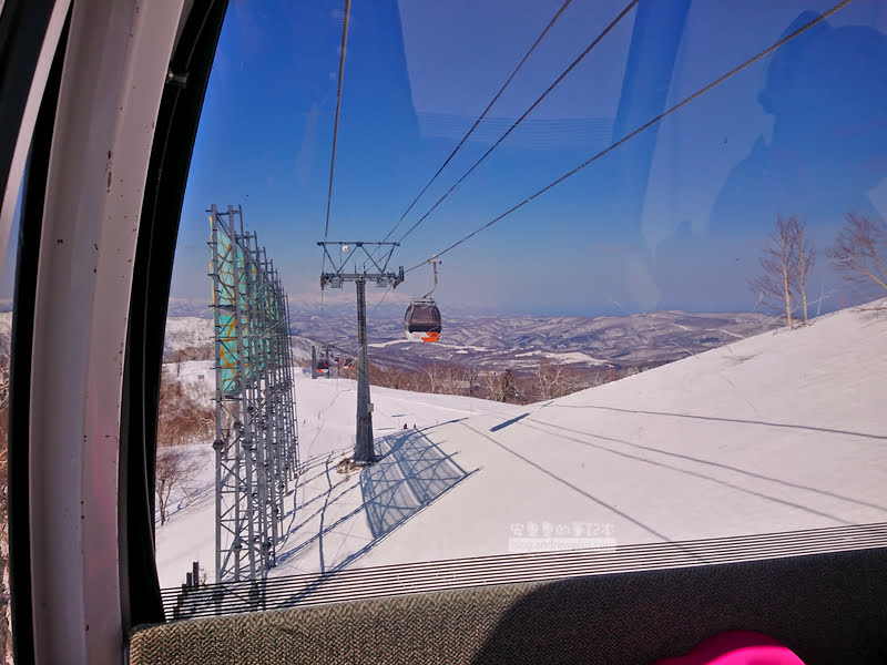 喜樂樂滑雪場纜車欣賞山脈景色