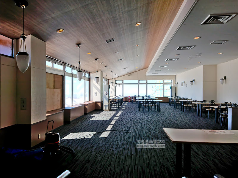 kiroro喜樂樂雪世界纜車山頂站的咖啡館cafe le lift,和salomon合作的咖啡廳