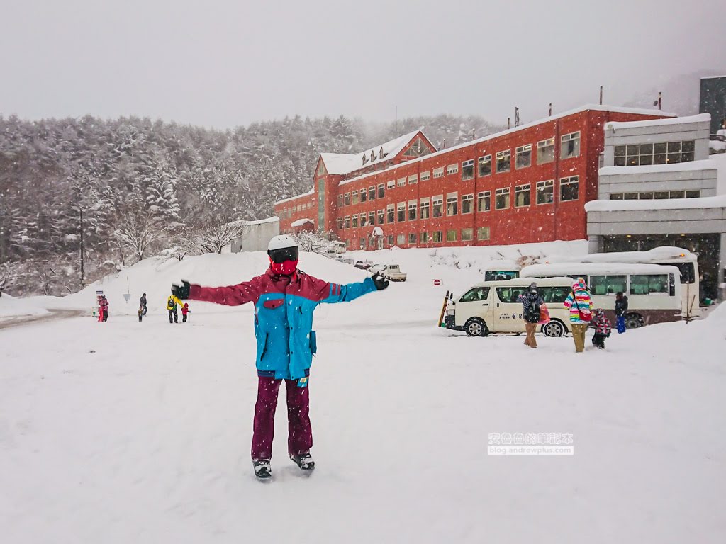 諾恩水上滑雪場 滑雪中心門前巴士停車場