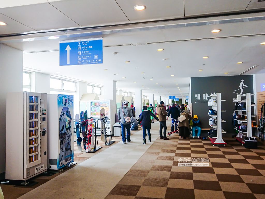 諾恩水上滑雪場, 滑雪中心中央走道