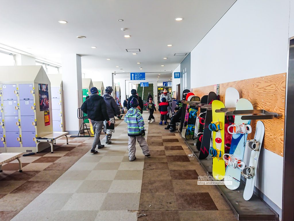 諾恩水上滑雪場, 滑雪中心中央走道雪板架