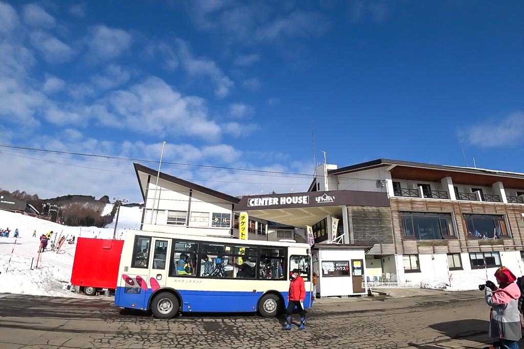 豬苗代滑雪場, 接駁巴士停靠在滑雪中心前