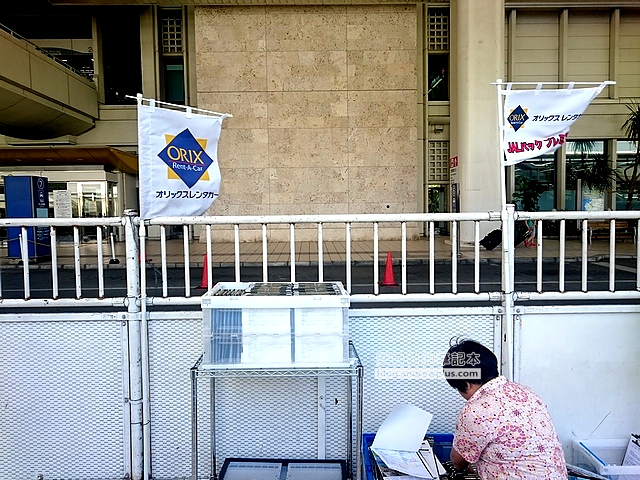 沖繩租車 Orix 全攻略,那霸機場借市區還、加油、充電樁、玩遊戲練右駕懶人包,2026更新 5 沖繩租車, 那霸機場國內線出口的中央分隔島,可找到租車公司攤位