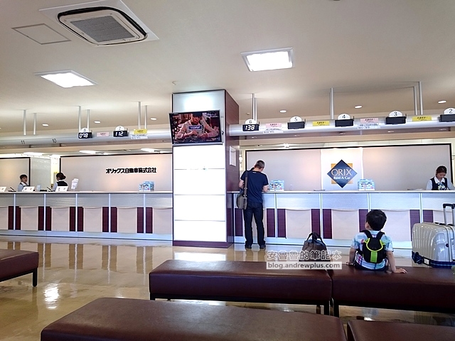 沖繩租車 Orix 全攻略,那霸機場借市區還、加油、充電樁、玩遊戲練右駕懶人包,2026更新 7 沖繩租車, orix 租車那霸機場店的大廳櫃檯,寬敞又舒適