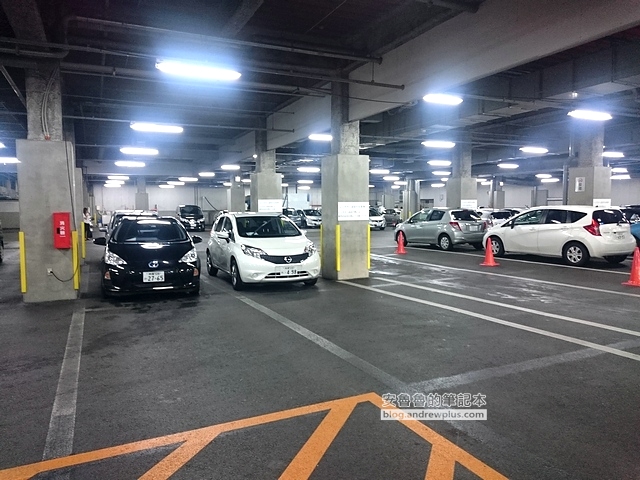 沖繩租車 Orix 全攻略,那霸機場借市區還、加油、充電樁、玩遊戲練右駕懶人包,2026更新 13 沖繩租車, orix 租車歸還處T Galleria的停車場,停好車準備去機場