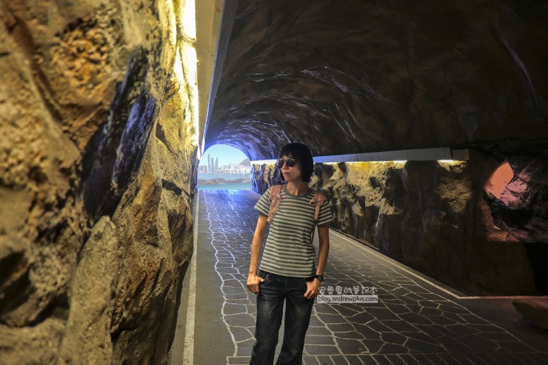 白淺灘文化村,海岸隧道內可以拍到南港大橋的景色,遊客紛紛搶拍