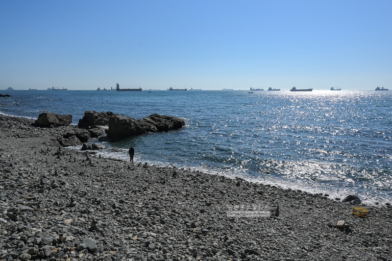 白淺灘文化村,礫石海岸有釣客釣魚