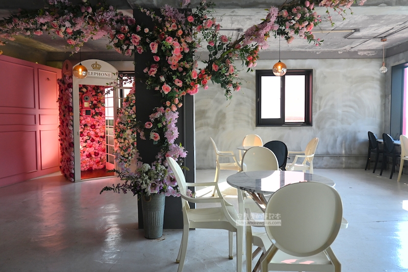 甘川咖啡廳 coffee it house, B1 粉紅玫瑰電話亭