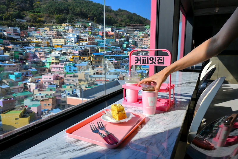 甘川咖啡廳 coffee it house, 邊喝咖啡邊吃蛋糕欣賞甘川文化村