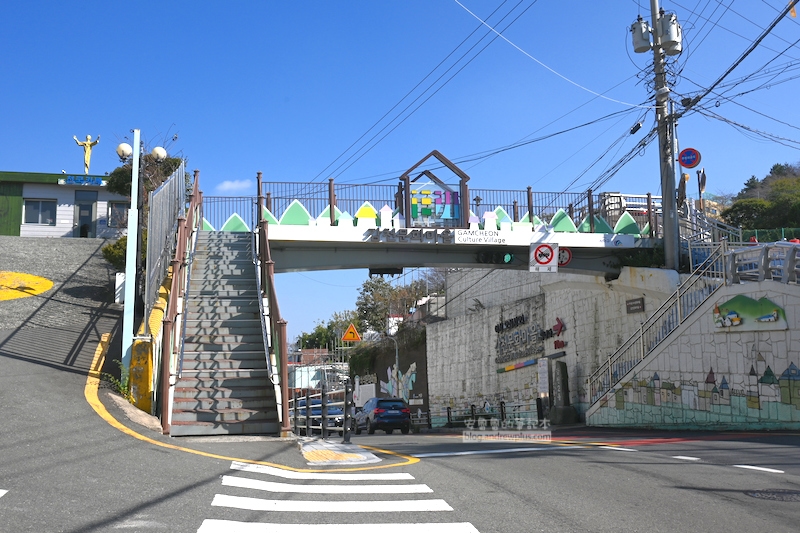 甘川洞文化村, 即將抵達前的天橋 