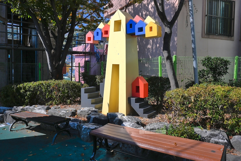 甘川文化村小博物館門口對面的裝置藝術