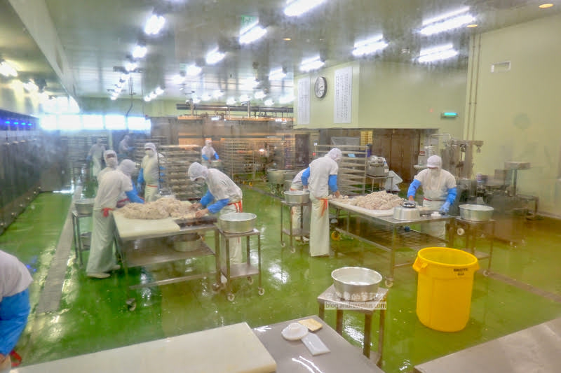 北海道美食 | かま栄:小樽魚板店百年老店,必吃魚漿麵包捲,小樽必吃 - KAMA榮 23 小樽美食,小樽魚板,kama榮