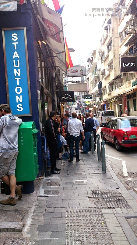 中環半山扶手電梯,蘇活區soho街道外國人聚集在酒吧前