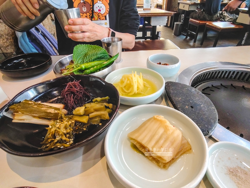 味贊王鹽烤肉西面店, 小菜很快就上桌了,釜山必吃美食推薦