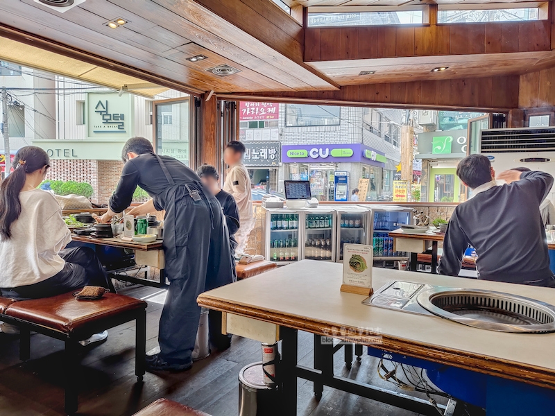 味贊王鹽烤肉西面店,內部環境用餐舒適座位寬敞
