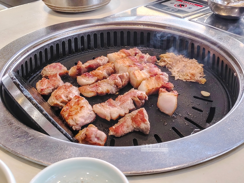 釜山美食 | 味贊王鹽烤肉攻略:激推3.5公分厚切豬五花, 專人全程代烤,午餐最划算,最新菜單,推薦必點,以及最好吃的吃法分享 | 安魯魯的筆記本