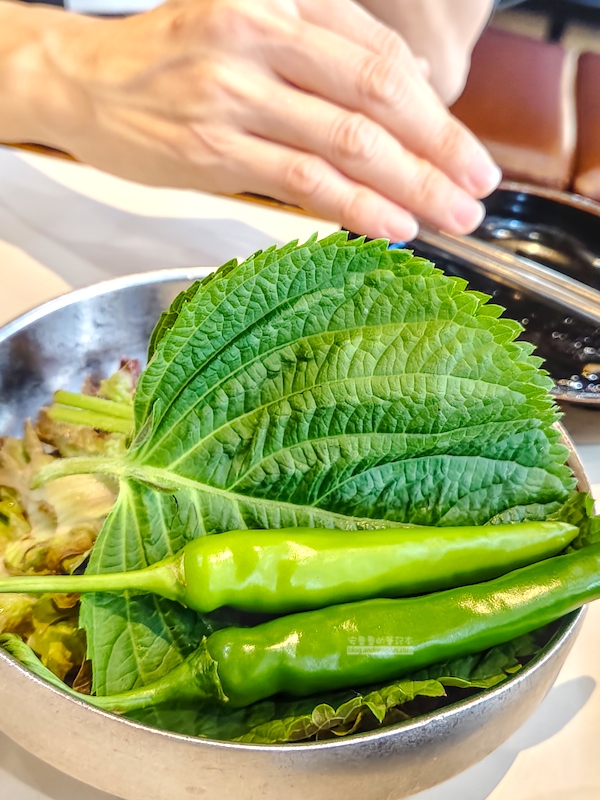 味贊王鹽烤肉, 芝麻葉和青龍椒是必吃小菜