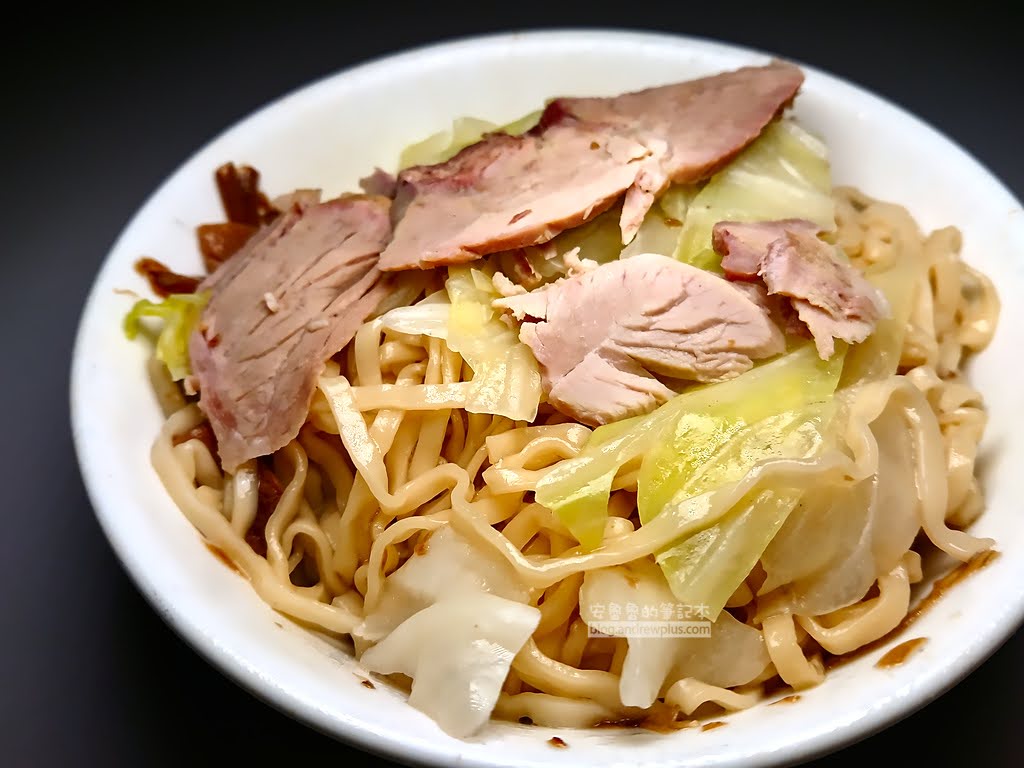 台南宵夜推薦|小杜意麵:友愛市場旁70年排隊老店,必點古早味豬油乾意麵與限量骨肉湯,招牌滷味黑白切隨便點都大盤 5 台南小杜意麵,台南小吃,台南美食