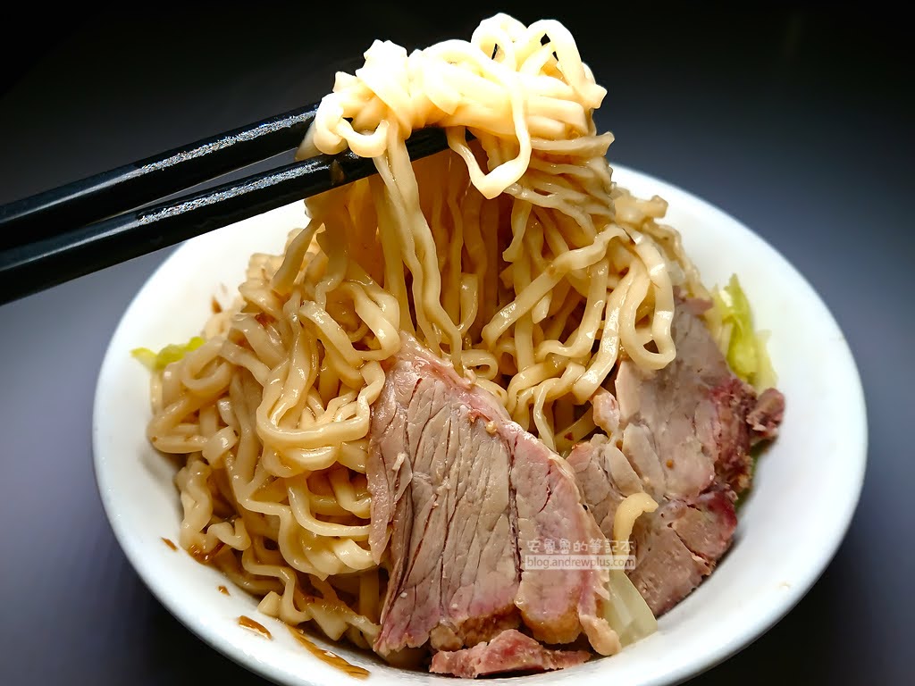 台南宵夜推薦|小杜意麵:友愛市場旁70年排隊老店,必點古早味豬油乾意麵與限量骨肉湯,招牌滷味黑白切隨便點都大盤 6 小杜意麵,台南小吃,台南美食