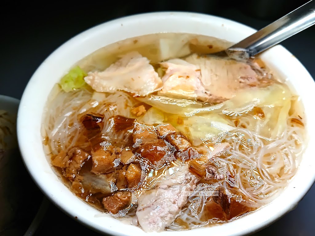 台南宵夜推薦|小杜意麵:友愛市場旁70年排隊老店,必點古早味豬油乾意麵與限量骨肉湯,招牌滷味黑白切隨便點都大盤 7 台南小杜意麵,台南小吃,台南美食