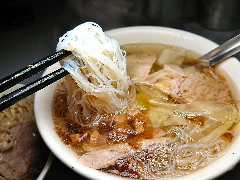 台南宵夜推薦|小杜意麵:友愛市場旁70年排隊老店,必點古早味豬油乾意麵與限量骨肉湯,招牌滷味黑白切隨便點都大盤 8 小杜意麵,台南小吃,台南美食