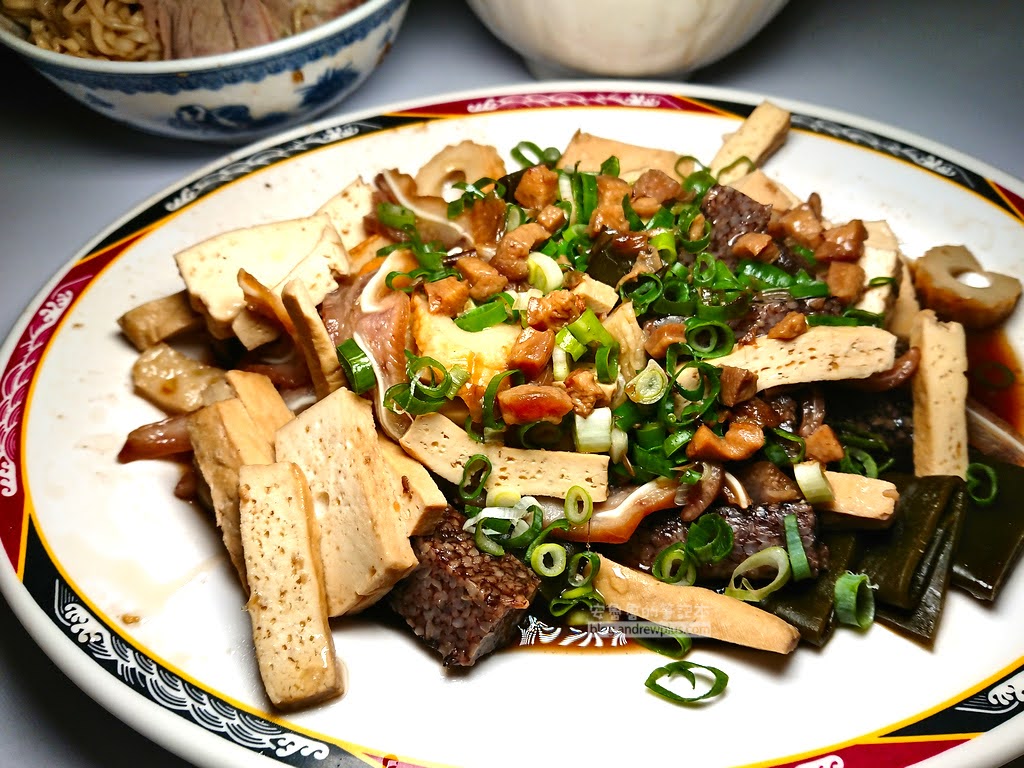 台南宵夜推薦|小杜意麵:友愛市場旁70年排隊老店,必點古早味豬油乾意麵與限量骨肉湯,招牌滷味黑白切隨便點都大盤 9 小杜意麵,台南小吃,台南美食