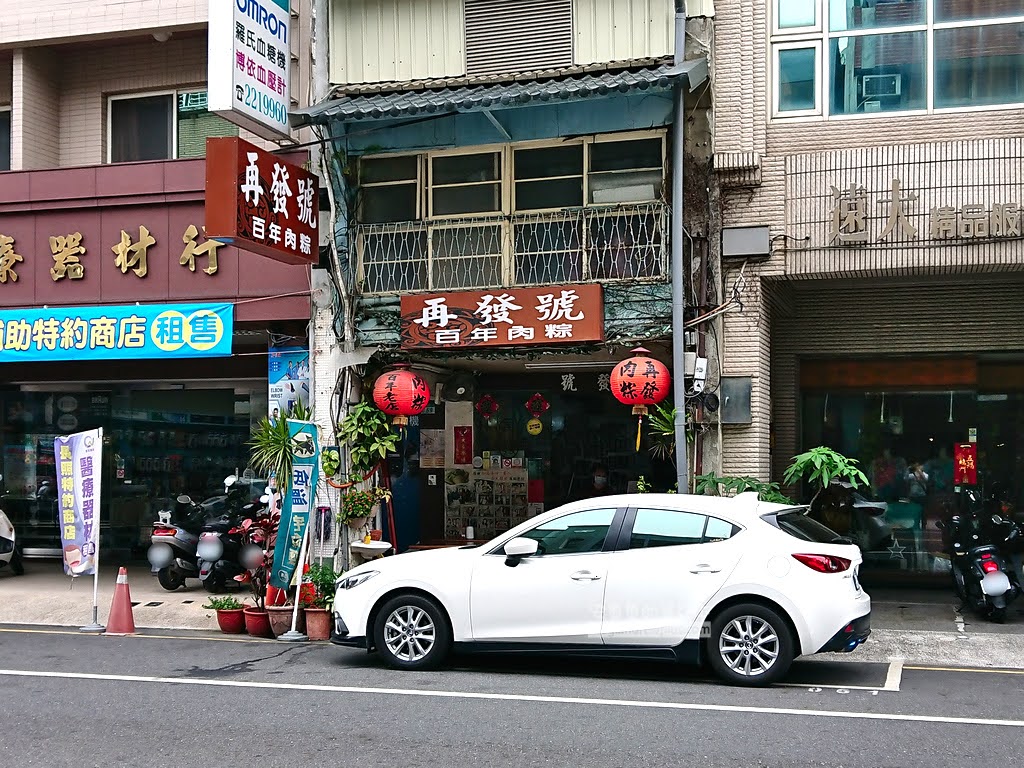 米其林推薦 | 再發號百年肉粽:必點特製八寶肉粽,正宗水煮南部粽,可宅配、來台南玩必吃的在地美食! 2 再發號百年肉粽, 門口有停車格