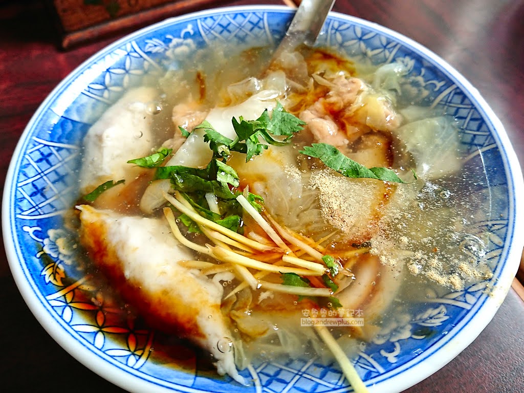 米其林推薦 | 再發號百年肉粽:必點特製八寶肉粽,正宗水煮南部粽,可宅配、來台南玩必吃的在地美食! 7 再發號百年肉粽, 綜合羹撒上胡椒粉和香菜,吃起來偏甜