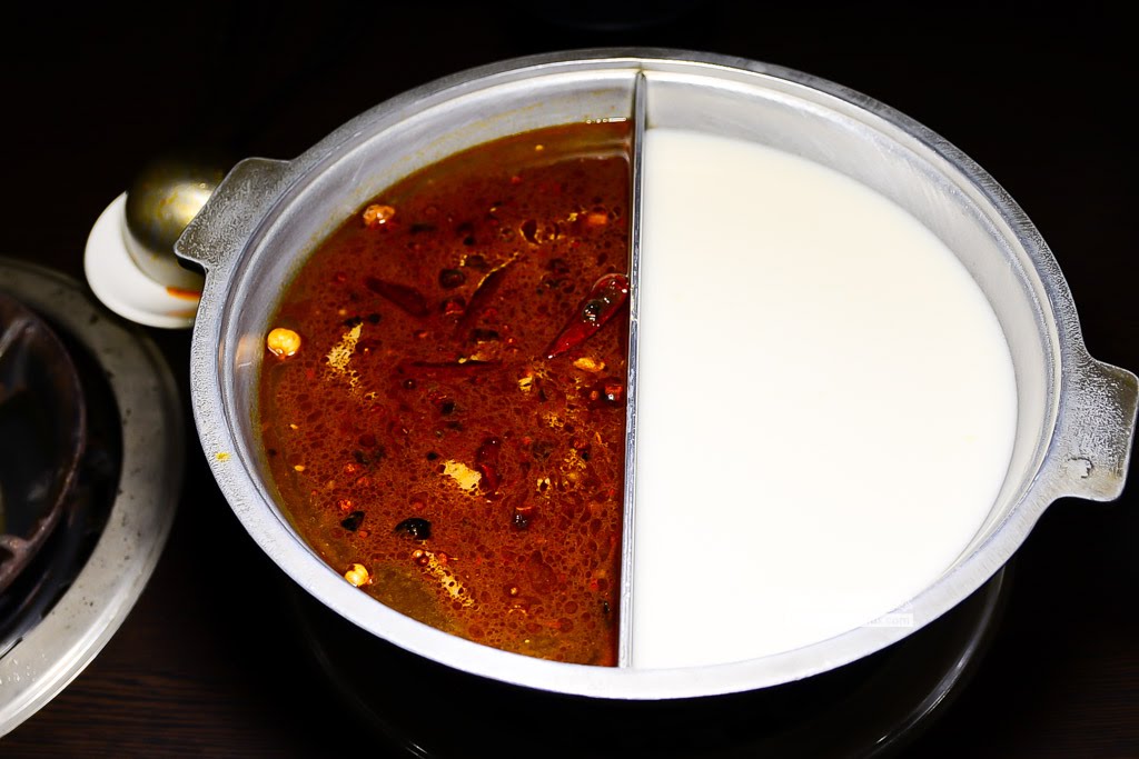 台北美食 | 肉老大頂級肉品涮涮鍋:高品質原塊肉與研發特色湯頭交織的極致CP值火鍋體驗 9 肉老大頂級肉品涮涮鍋牛奶鍋與麻辣鍋湯底